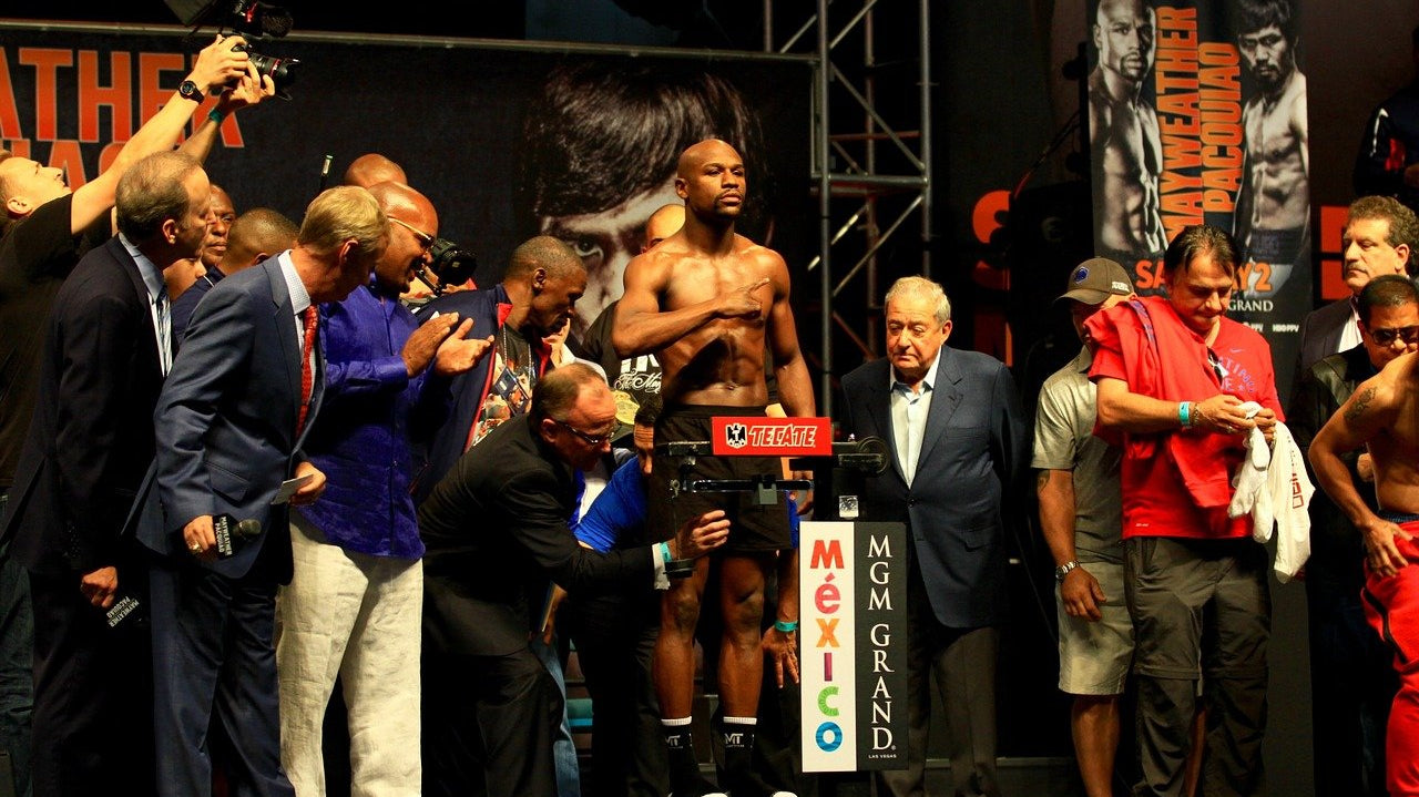 Floyd Mayweather Flaunts And Flexes At Strip Club - HipHopBling