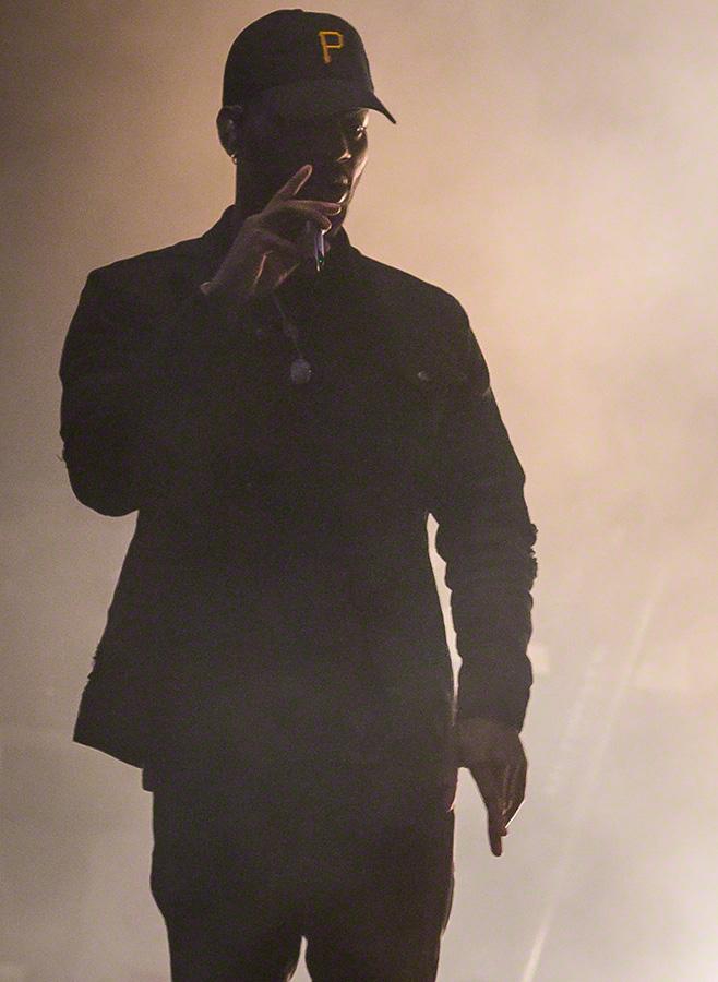 Bryson Tiller And Fans Preview New Drake "Anniversary" Album - HipHopBling