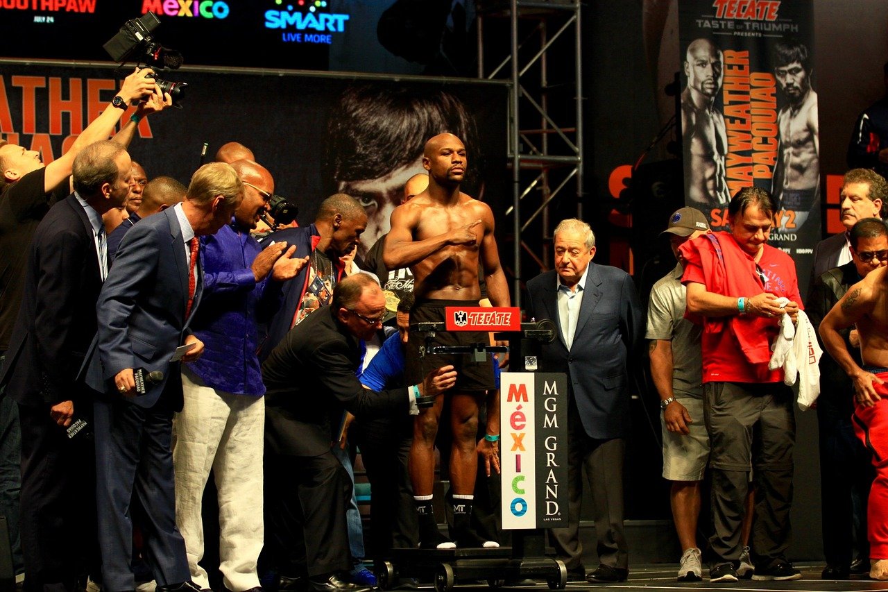 Floyd Mayweather Flaunts And Flexes At Strip Club - HipHopBling